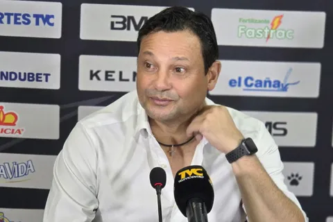 Jeaustin Campos prepara una limpia en el plantel de Real España tras no llegar a la final de Honduras