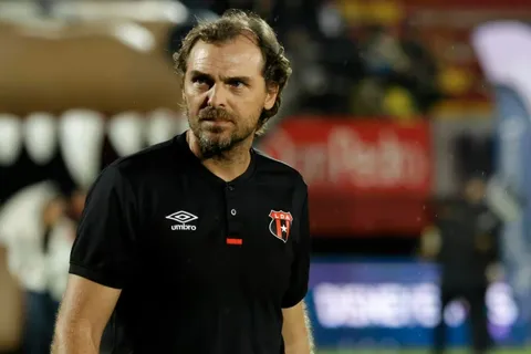 ¿Cuál es la postura de Andrés Carevic sobre su futuro en Alajuelense?