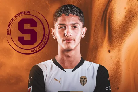 “Todo en contra”: Warren Madrigal sorprende desde Valencia mientras Saprissa sueña son su regreso
