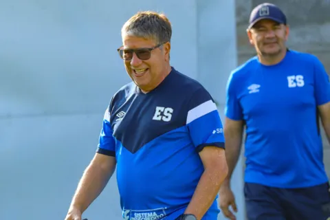 Con la motivación al máximo: Bolillo Gómez celebra un nuevo éxito de uno de sus legionarios antes del juego de El Salvador vs Panamá