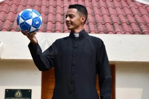 De futbolista a sacerdote: ex-seleccionado hondureño deja todo por la religión