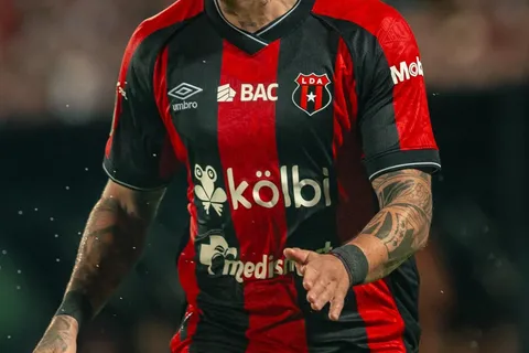 "Problemas de camerino": una figura revela la interna que golpea a Alajuelense en el momento más caliente