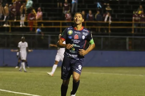 ¡Saborío no se va! El histórico goleador pospone su retiro 6 meses más