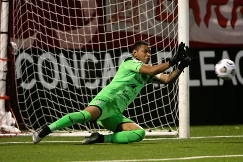 Concacaf se rinde ante el atajador de penales Denovan Torres