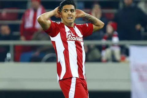 Luis Palma recibe tremendo revés en su primer juego de Europa League con Olympiacos