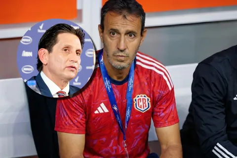 Fernando Batista recibe el apoyo de Ronald González.