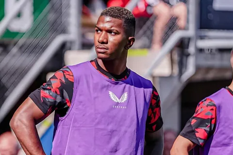 El gran pecado que Feyenoord cometió con Jeyland Mitchell y puede pagar caro