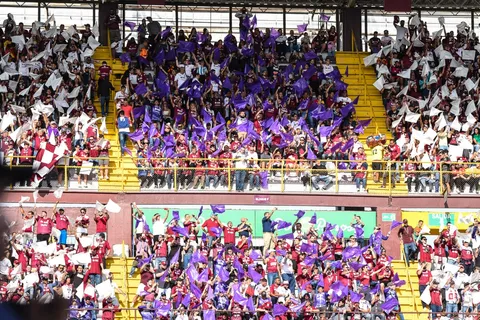 Podrían enfrentar sanciones: Saprissa advierte a su afición previo a la final de ida contra Alajuelense