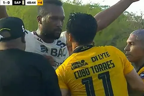 Cruce caliente: Kendall Waston y Cubo Torres perdieron los estribos en plena semifinal entre Saprissa y Liberia