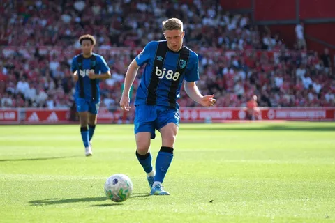 Adrien Truffert estaría dispuesto a mudarse al Manchester United si el club intensifica su interés