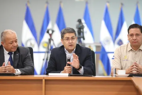 Presidente de Honduras se compromete a erradicar la violencia en los estadios