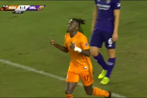 Alberth Elis anota en victoria del Houston Dynamo