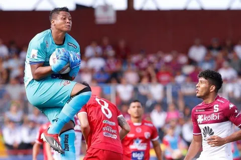 De vender pan en gasolineras a ser contratado por el Saprissa y atajar en Primera