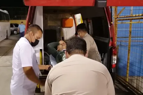 Emilio Izaguirre es llevado al hospital