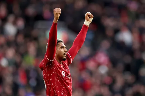Agente de Araújo destaca su felicidad en Liverpool y advierte que aún es pronto para hablar de su futuro