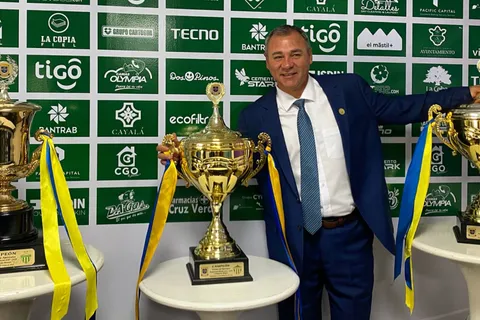 Mauricio Tapia es presentado en Antigua y confirma los refuerzos que tanto quería la afición