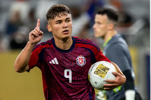 Manfred Ugalde llega a la élite de Latinoamérica: se confirma la noticia que pone al delantero de Costa Rica en lo más alto