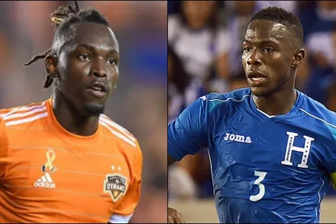 Alberth Elis llena de flores a Maynor Figueroa