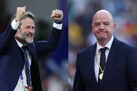 Thomas Christiansen celebra, mientras Gianni Infantino se lamenta.