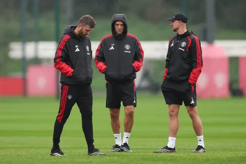 Manchester United: se espera que Michael Carrick dirija el entrenamiento del martes 27 de octubre