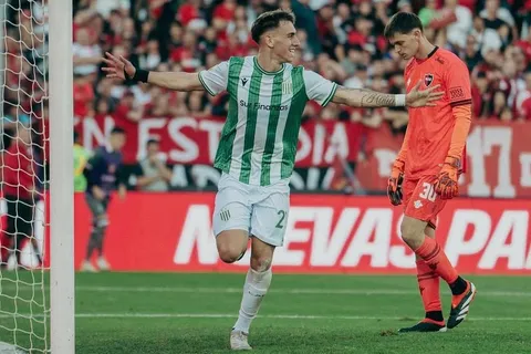 Rodrigo Auzmendi debuta con gol y asistencia en Banfield, pero podría tener problemas con FIFA por culpa de Honduras