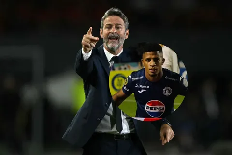 Frente a las cámaras: el gesto de Jorge Serrano contra Thomas Christiansen que enciende la interna de la Selección de Panamá