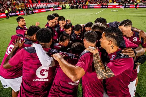 Saprissa le muestra la salida a un referente.