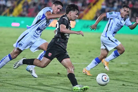 El motivo por el que Leo Menjívar sumaría más minutos en Alajuelense