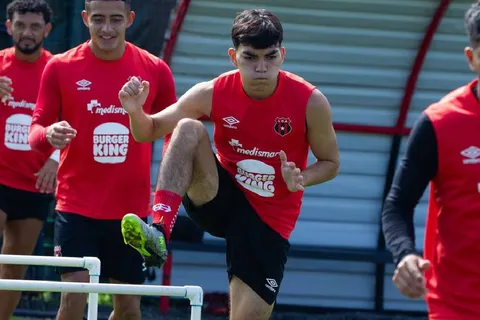 Leo Menjívar recibe una gran noticia en la Liga Deportiva Alajuelense