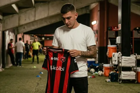 Fernán Faerron le respondió a Alajuelense.