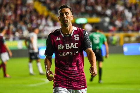 Duro castigo: Saprissa pierde a Mariano Torres por más tiempo del que esperaba