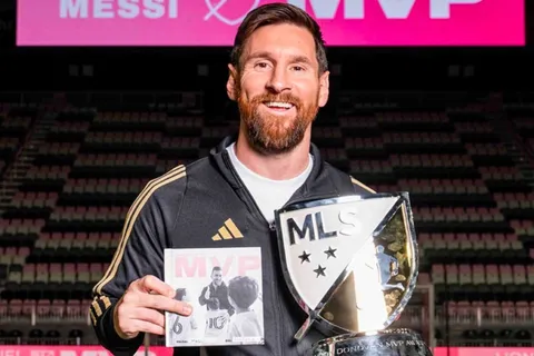 Lionel Messi junto al premio que recibió como MVP de la MLS.