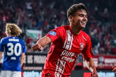 Con Manfred Ugalde en banca, Twente ganó juego de ida de Conference League