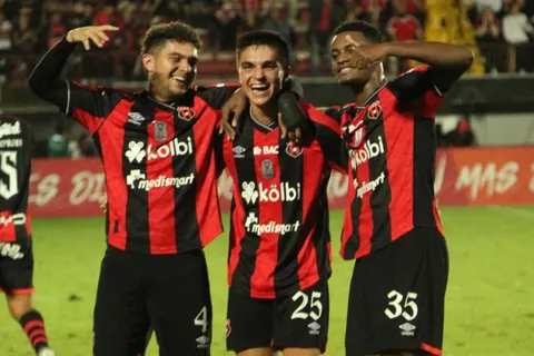 Futbolista de Alajuelense tiene una gran oferta sobre la mesa. (Foto: LDA)