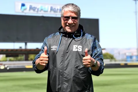 Bolillo Gómez celebra el salto en la carrera de uno de sus jugadores al firmar por su nuevo equipo en el extranjero
