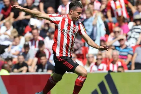 Bryan Oviedo debutó y dio una lujosa asistencia