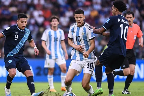 Valentín Carboni y Arquímides Ordóñez, figuras de Argentina y Guatemala, respectivamente, batallan por la pelota.