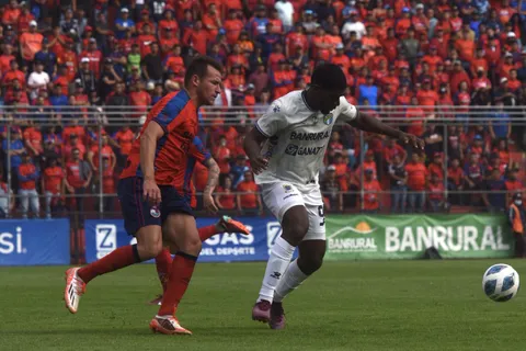 Empate emocionante de Municipal y Comunicaciones en el Clásico de Guatemala