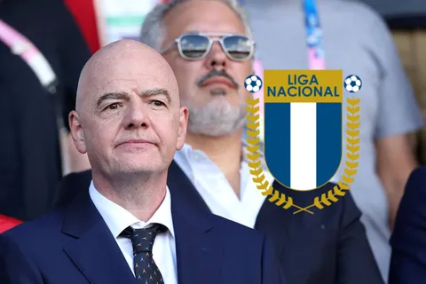 Gianni Infantino y el escudo de la Liga Nacional de Guatemala.