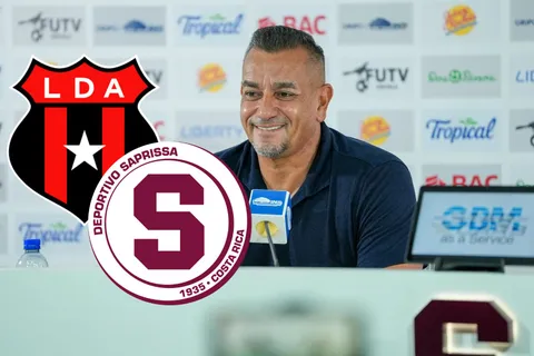 José Giacone sonríe en la conferencia de prensa de Saprissa.