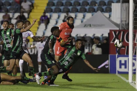 Polémica y gol insólito del arquero: Edrick Menjívar salvó a Olimpia de la derrota (VIDEO)