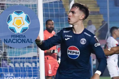 Rodrigo Auzmendi grita un gol con la camisa de Motagua.