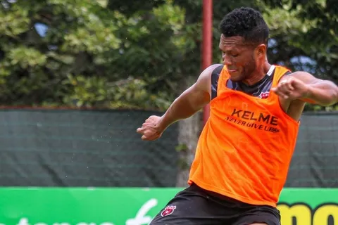 El panameño Rolando Blackburn sigue sin convencer en Alajuelense