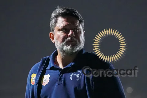 Jafet Soto es golpeado por la Concacaf.