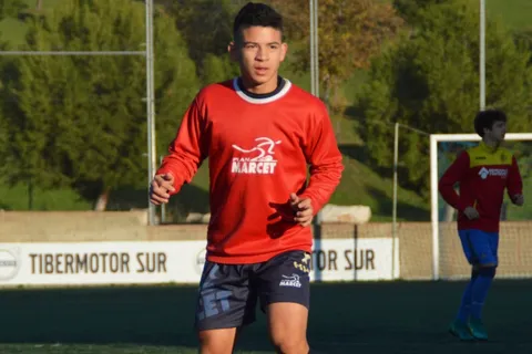 Joven hondureño firma su primer contrato profesional en España