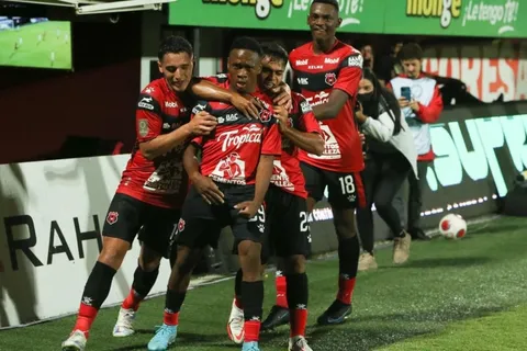 Saprissa respira en el campeonato gracias a Alajuelense