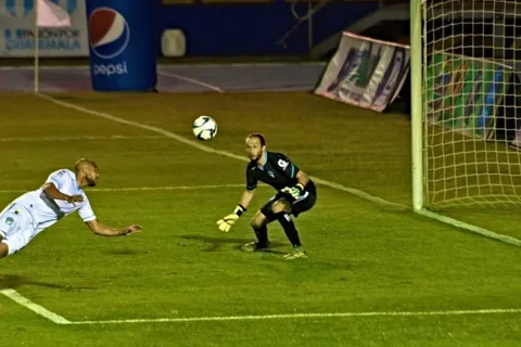 Alexander Robinson debutó con autogol en Comunicaciones y recibió críticas [VIDEO]