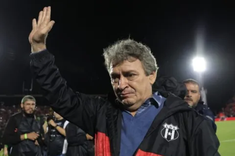 Alajuelense le cumple a Machillo Ramírez.