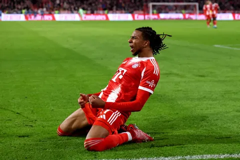 Michael Olise celebra un gol con el Bayern Munich