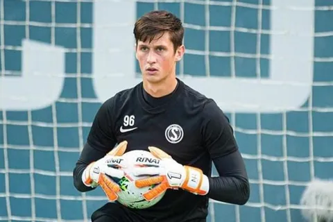 Nicholas Hagen fue titular por primera vez en Europa y su equipo perdió